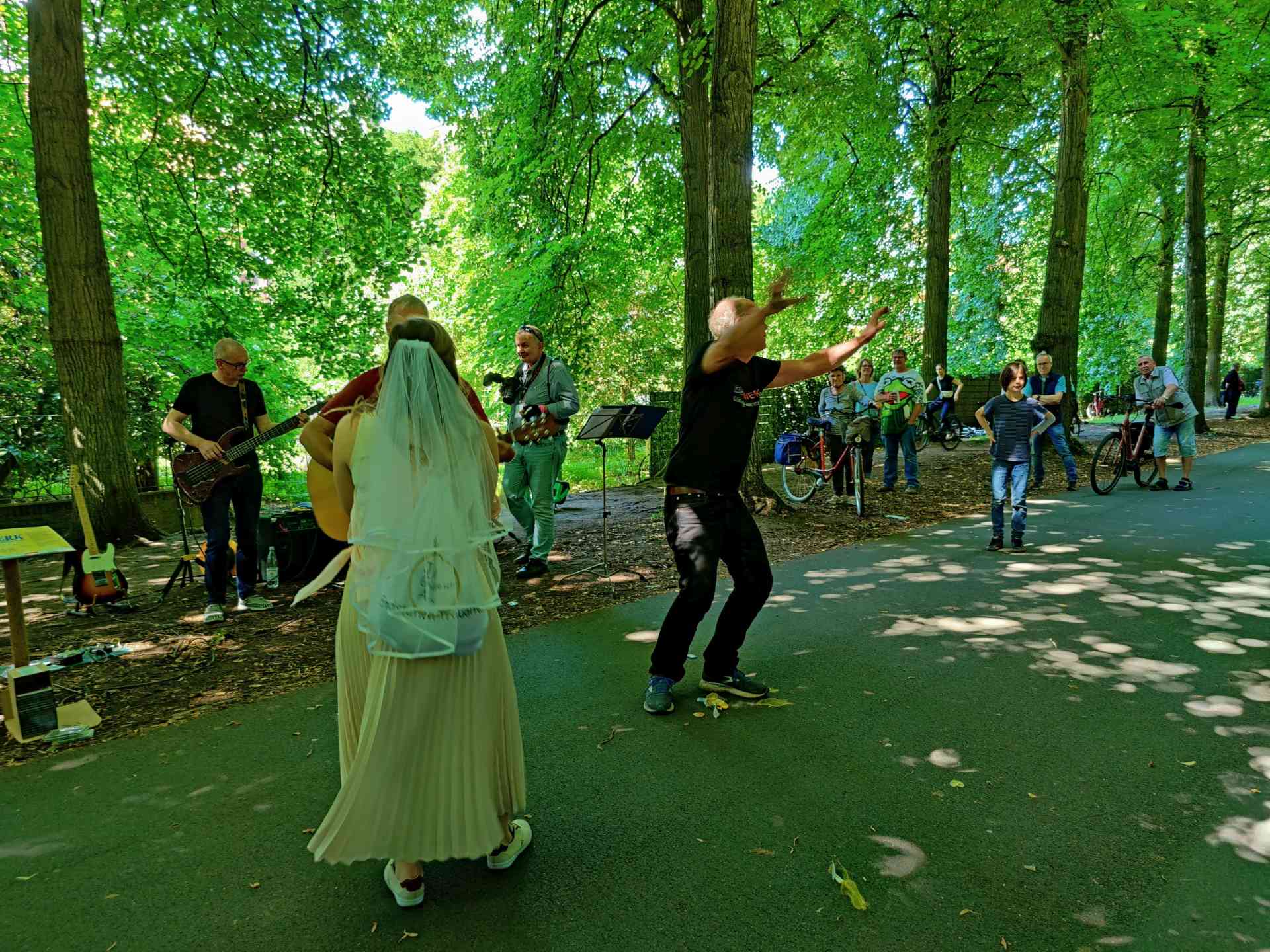 רוקדים על הטיילת של מונסטר