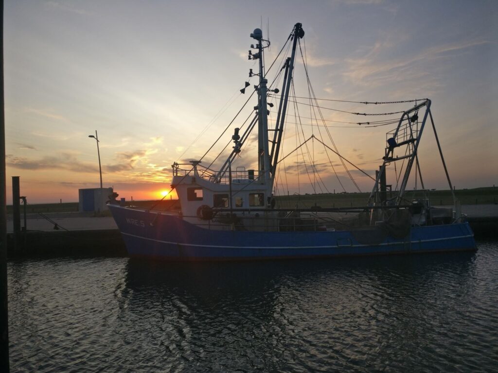 ספינת דייג סרטנים בכפר סמוך לברמרהפן